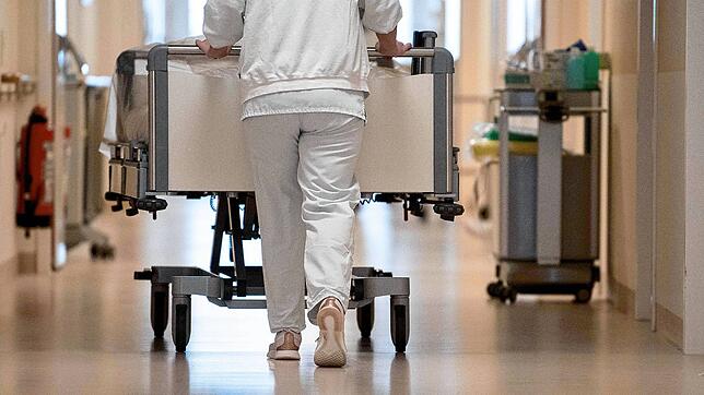 Der Fachkräftemangel ist in der Pflege seit Jahren groß: Durch die Pandemie hat er sich noch verstärkt. Mit langen Quarantänefristen, ...