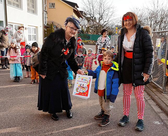 Mit Geschenk: Beim Schließen der Kindergärten -hier St. Josef- und Grundschulen durch Mitglieder der Bürger-und Narrenzunft Tiengen, ...