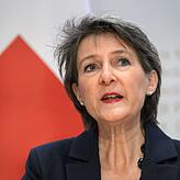 Energieministerin Simonetta Sommaruga will einen Rettungsschirm für Stromkonzerne bereitstellen, um im Notfall deren Liquidität zu sichern.