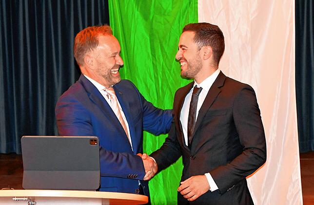Matthias Weckbach gratuliert Christoph Stolz.