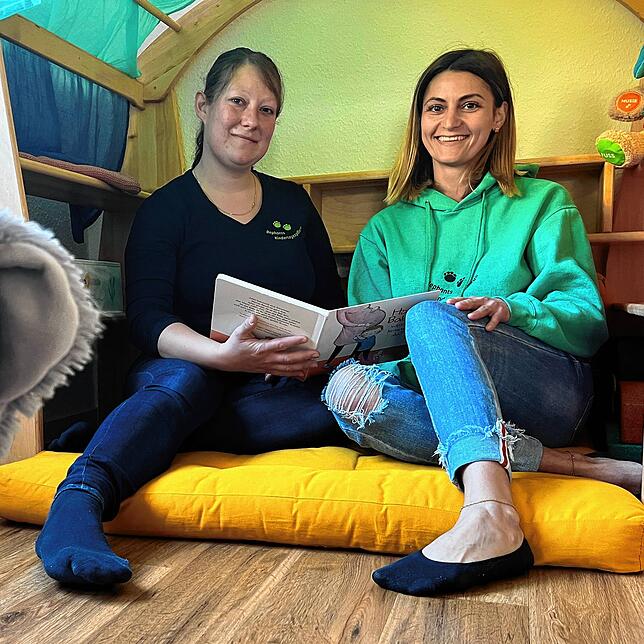 Lina Formhals (links) und Lorena-Maria Gerardi lieben ihren Job als Kindertagespflegepersonen. In Petershausen haben sie die Bephants ...