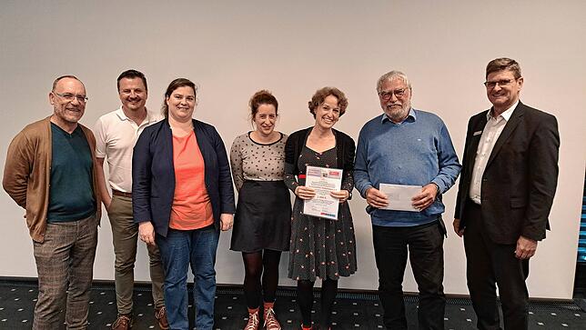 9. Platz: Für das Projekt des Zechenwihler Hotzenhauses gab es 1400 Euro. Von links: Markus Vonberg, Bürgermeister Adrian Schmidle, ...