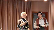 Barbara Albiez und Ortrud Ebner (von links) unterhielten zum Auftakt des Jahresprogramms 2025 des Seniorenkreises St. Josef mit ...