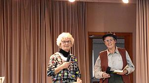Barbara Albiez und Ortrud Ebner (von links) unterhielten zum Auftakt des Jahresprogramms 2025 des Seniorenkreises St. Josef mit ...