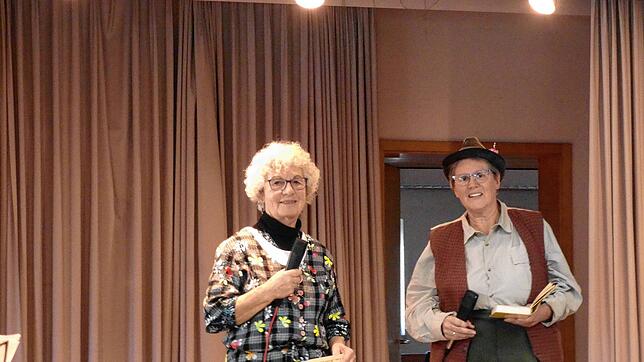 Barbara Albiez und Ortrud Ebner (von links) unterhielten zum Auftakt des Jahresprogramms 2025 des Seniorenkreises St. Josef mit ...