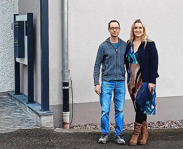 Björn Kaiser und Laura Kaiser vor dem Eingang in ihr neues Hotel. Sie wird die Geschäfte dort führen, er betreibt einen Handwerksbetrieb.
