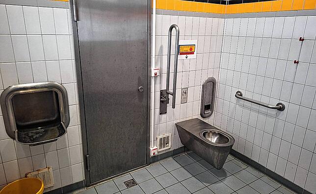 Die Damentoilette ist behindertengerecht. Doch der verbaute rote Knopf, der den Notruf auslöst, wird oft missbraucht.