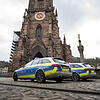 Ein neuer Fall von Kindesmissbrauch erschüttert Freiburg im Breisgau. Auf dem Bild stehen Polizeiwagen vor dem Freiburger Münster. Bild: dpa