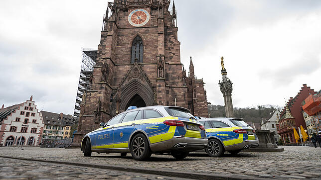 Ein neuer Fall von Kindesmissbrauch erschüttert Freiburg im Breisgau. Auf dem Bild stehen Polizeiwagen vor dem Freiburger Münster.