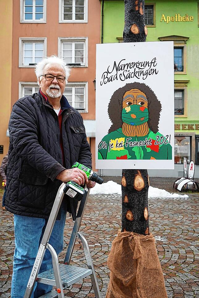 Narrenzunft-Archivar Gerhard Rohrer hängte am Ersten Faißen das Schild an den Narrenbaum – pünktlich um 15 Uhr, wenn eigentlich ...