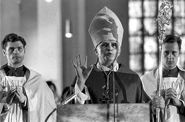 Joseph Ratzinger am 28. Mai 1977 bei seiner ersten Predigt nach der feierlichen Weihe zum Erzbischof der Erzdiözese München und Freising ...