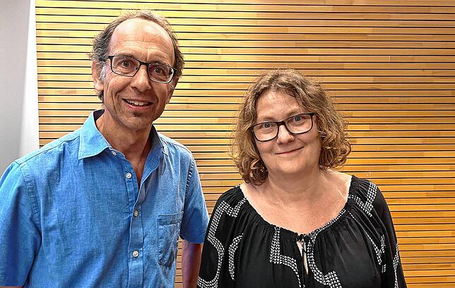 Sie haben überzeugt: Gut lachen hatten Schulleiter Hans Weber vom Gymnasium Überlingen und Beraterin Karin Doberer von der fränkischen ...