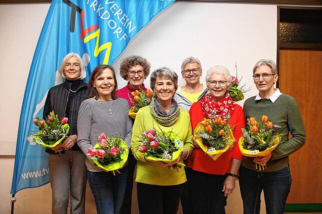 Seit Jahrzehnten halten sie dem Verein die Treue; dafür wurden sie geehrt (von links): Andrea Hermle (25 Jahre), Monika Graf (40 Jahre), ...