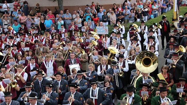 Zum Auftakt des Kreismusikfestes in Ablach fanden sich die knapp 1000 Musikanten aus 28 Kapellen nach dem Sternmarsch zu einem ...