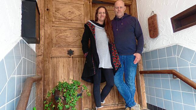 Manu und Jochen Rädeker haben die Alte Mühle in Urnau gekauft: Sie möchten das historische Ensemble behutsam erhalten und erlebbar ...