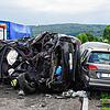 Ein völlig demoliertes Auto klemmt zwischen dem Rettungswagen und einem weiteren Fahrzeug. Für die Fahrerin kommt jede Hilfe zu spät.