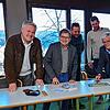 Sie freuen sich darauf, ein Beachhandball- und Volleyballfeld zu bauen. Von links: Stadtbaumeister Alexander Tröndle, Erwin Müller von ...