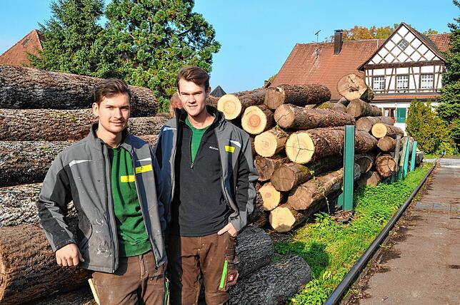 Die Brüder Robin (links) und Niklas Schellinger wollen den Familienbetrieb an der Unteren Mühle (im Hintergrund) in der siebten ...