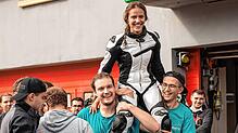 Maschinenbaustudentin Hannah Schienle hat auf dem selbst entwickelten Elektro-Rennmotorrad des HTWG-Teams eLaketric als Fahrerin in ...