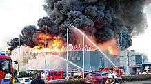 11.03.2024, Baden-Württemberg, Mosbach: Ein Supermarkt in Mosbach (Neckar-Odenwald-Kreis) ist am Montagnachmittag in Vollbrand geraten. ...