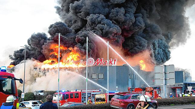 11.03.2024, Baden-Württemberg, Mosbach: Ein Supermarkt in Mosbach (Neckar-Odenwald-Kreis) ist am Montagnachmittag in Vollbrand geraten. ...