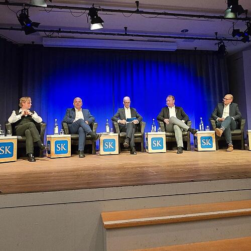 Die SÜDKURIER-Podiumsdiskussion im Kursaal: In der Mitte sitzt Stefan Hilser, Moderator und Überlinger Lokalchef. Außerdem die sechs ...