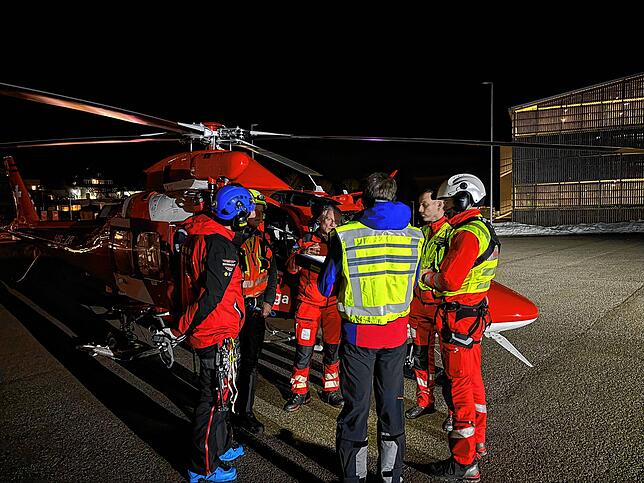 Besprechung Bergwacht und Team der Rega am Feldberg und die Entscheidung: Der Helikopter wird im Dunkeln fliegen. Die Rettungsaktion ...