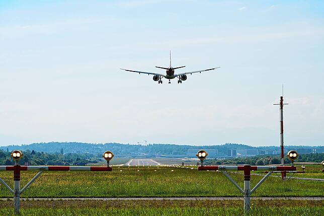 Ein landendes Flugzeug auf der Piste 14.