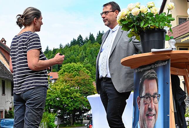 Bürgermeisterkandidat Andreas Lipp im Gespräch mit Petra Felsche auf dem Wochenmarkt in Daisendorf.