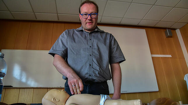 Rotkreuz-Ausbildungsleiter Jens Schwarzwälder zeigt, wie eine Reanimation bei einem Säugling korrekt ausgeführt wird. Dazu legt man das ...