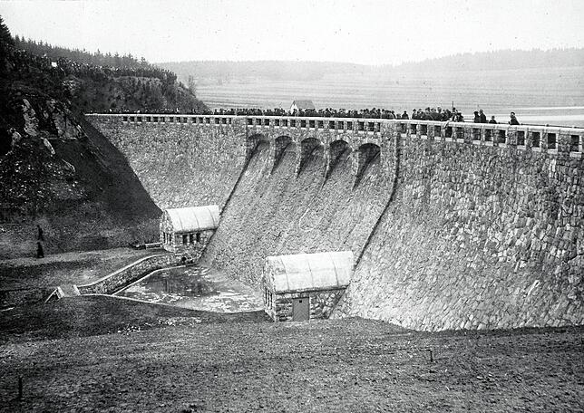 Die Brändbachtalsperre im Jahr 1922 nach ihrer Fertigstellung. Die Stadt Bräunlingen finanziert die siebenstelligen Baukosten aus dem ...