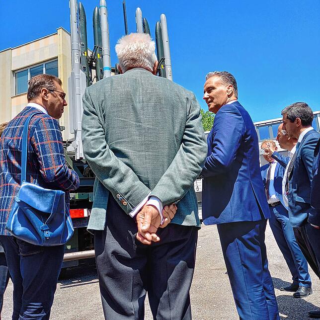 Makeiev, Kretschmann und Rauch vor Raketen der Iris-T SLS Luftabwehr.