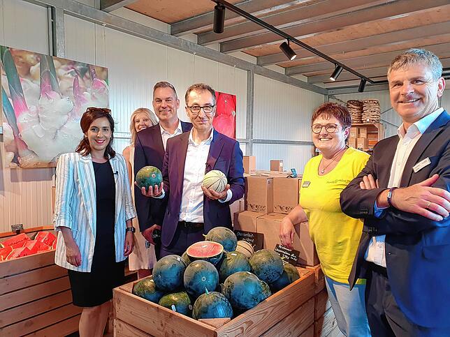 Im Verkaufspavillon der Reichenauer Gemüseerzeuger präsentieren die Konstanzer Landtagsabgeordnete Nese Erikli (Grüne), Jasmin Blum vom ...