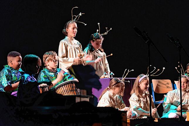 Mit verschiedenen Percussioninstrumenten spielen Schüler der Merianschule „Bruder Jakob“.