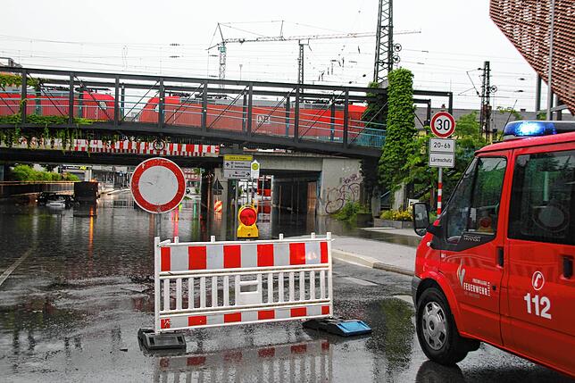 Bild 12: Heftiges Unwetter im Hegau: Auch Autos schwimmen davon!