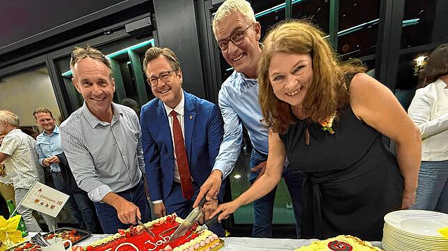 Sie ziehen an einem Strang und schneiden gemeinsam an den Jubiläumstorten: Owingens Bürgermeister Henrik Wengert (Zweiter von links) und ...