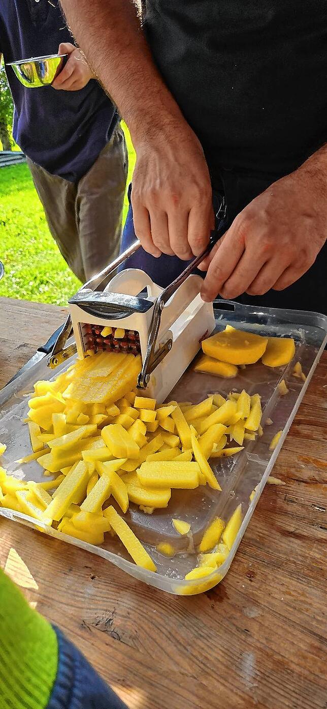 Auf dem Feld von Klaus Bastian wurden die Herdöpfel direkt zu Pommes verarbeitet.