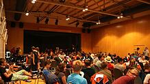 In der Waldhornhalle in Krauchenwies waren die Jugendfeuerwehrler rund 90 Minuten untergebracht. Bild: Melanie Fey