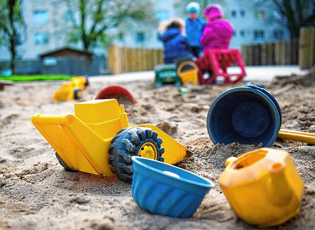 Für eine Gruppe der Kindertagesstätte bleibt das Spielzeug vorerst im Sandkasten liegen. Kinder und Mitarbeiter müssen bis 30. Juli ...
