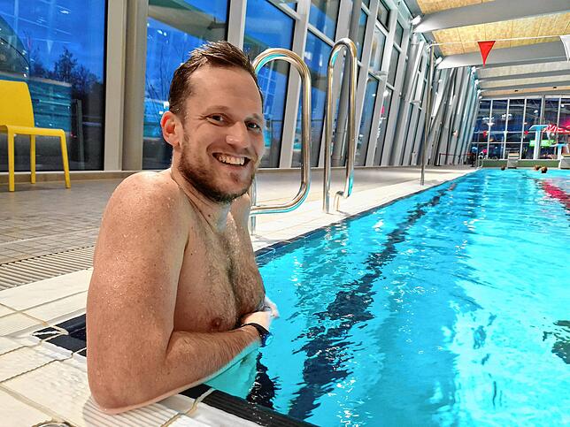 Christian Lindebacher zieht täglich seine Bahnen im Sportbad. „Für mich gehen die 26 Grad, aber mein Vater nutzt seine Jahreskarte ...