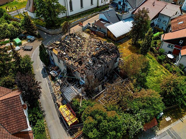 Die Brandruine von oben. Das Bild vom 19. Juni zeigt, wie nah neben der Nachbarbebauung das Feuer ausgebrochen ist.