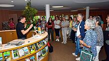 Bürgermeister Sebastian Stiegeler begrüßt die Teilnehmer der Singwoche im Foyer des Haus des Gastes.