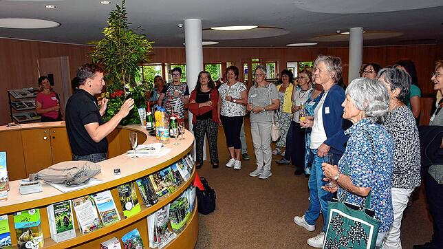 Bürgermeister Sebastian Stiegeler begrüßt die Teilnehmer der Singwoche im Foyer des Haus des Gastes.