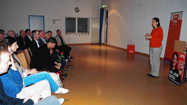 Beim Neujahrsempfang des SPD-Ortsvereins und -Kreisverbands spricht die Abgeordnete Lina Seitz. Bilder: Holle Rauser