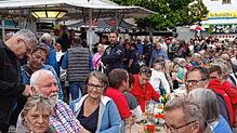 Bild : Rickenbach erlebt volles Hördöpfelfäscht: Sonne lockt Besucher zur längsten Tafel im Hotzenwald