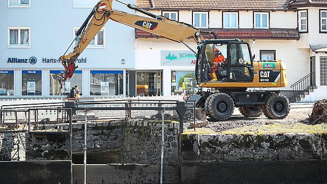 Seit zehn Tagen bereits laufen die Arbeiten an der Brücke zwischen Mühlenweiher und Apotheke.