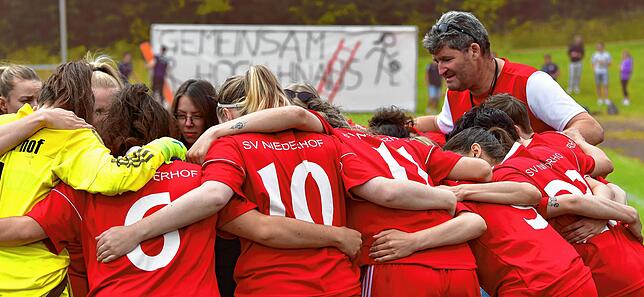 Bild 9: SV Niederhof besiegt SG Ebnet mit 4:1 im Hinspiel der Verbandsliga-Relegation &ndash; wir haben Bilder!