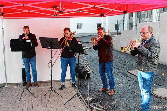 Jürgen Schramm, Petra Ruh, Andreas Okker und Jochen Fischer (von links) spielen als Ensemble der Stadtmusik Stockach bei der Eröffnung ...