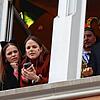 Scheuer Blick aus dem Fenster des Bürgerhauses: Kurz bevor die Zimmerer streiken, zeigt sich Karl Lauterbach den Stockachern zum ersten Mal.