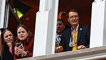 Scheuer Blick aus dem Fenster des Bürgerhauses: Kurz bevor die Zimmerer streiken, zeigt sich Karl Lauterbach den Stockachern zum ersten Mal.